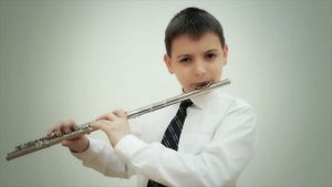 Мальчик играет на флейте