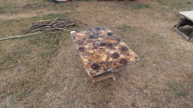 Стол из спилов и эпоксидной смолы