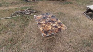 Стол из спилов и эпоксидной смолы