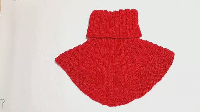 Манишка спицами резинкой 2х2.