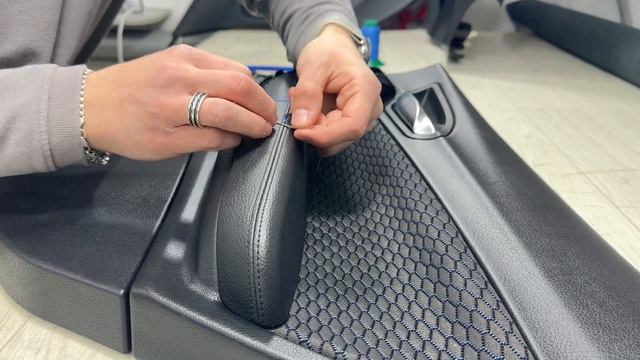 Как самому изменить цвет строчки в салоне вашего автомобиля #перетяжкасалона #своимируками #авто