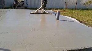 Разглаживаем бетонную плиту .