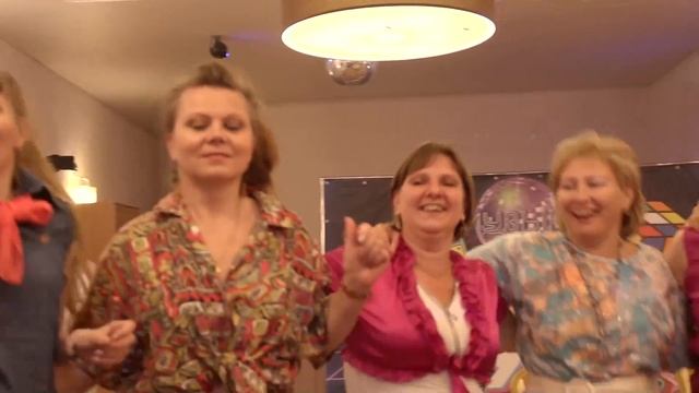 Завтрак в платьях в стиле 90 х смотреть онлайн