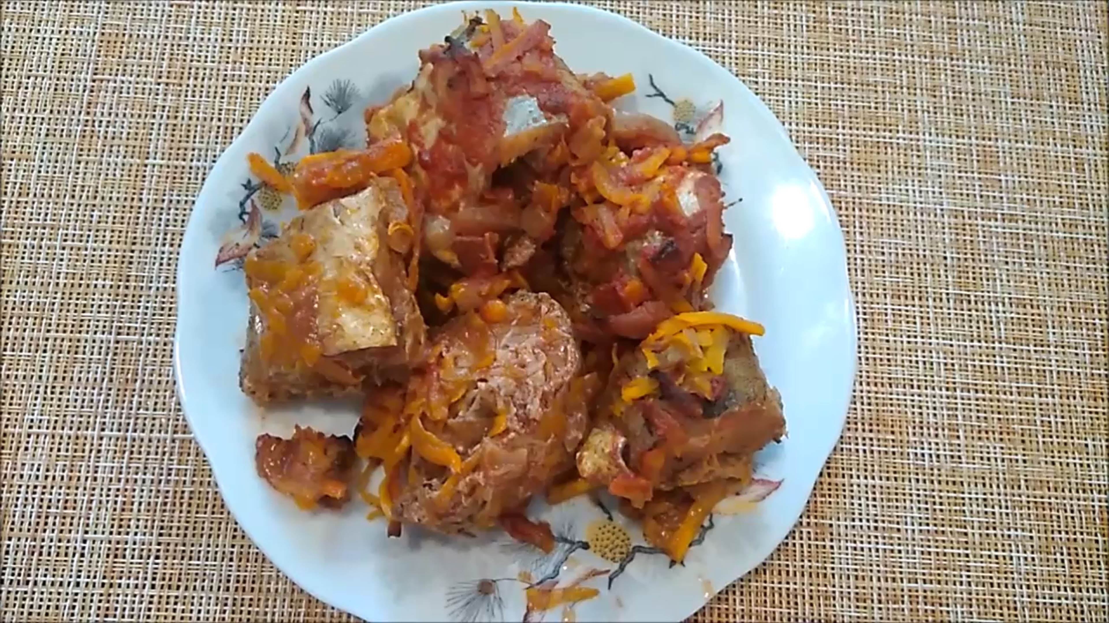 Минтай запечённый в духовке с луком и морковью.mp4