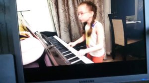 Девочка поёт песню круче всех и играет на пианино