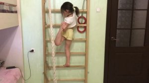 ГИМНАСТИКА НА ШВЕДСКОЙ СТЕНКЕ..