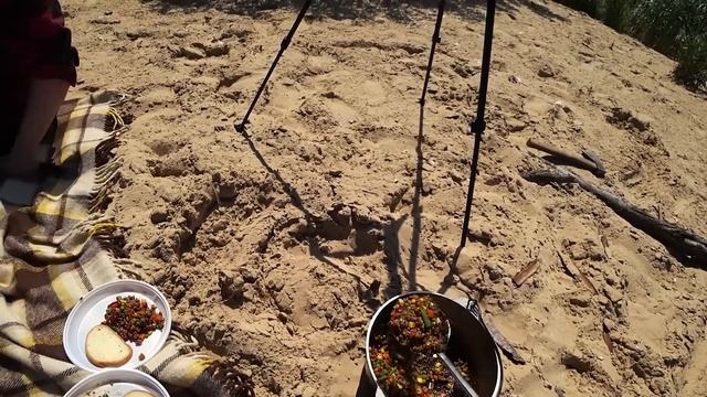 Выживание неделю на необитаемом острове. Готовлю мясо с овощами в казане. Строим лагерь смотреть онлайн