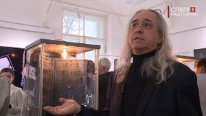 Новости СПбГУ: Выставка «История в перьях»