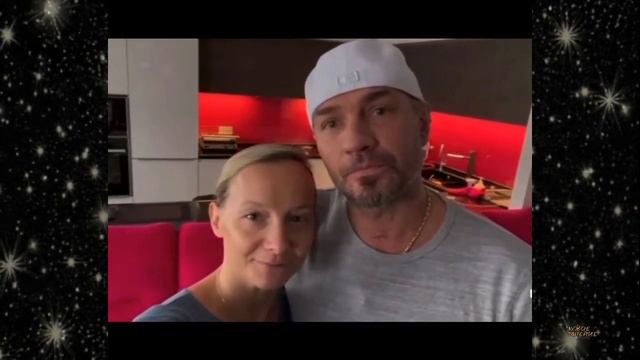 Роман Костомаров и Оксана Домнина обратились к поклонникам из дома