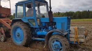 Трактор МтЗ-82,мтз-80 с комбайном Рязанец. Трудно тракторам работать , но идут, уборка урожая