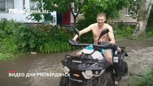 НА КВАДРОЦИКЛЕ ПО ЛУЖАМ В БЕРДЯНСКЕ