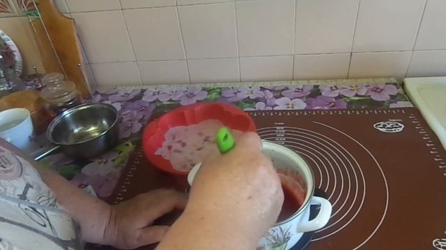 Очень клубничный десерт без выпечки.Вкусный,простой в приготовлении.