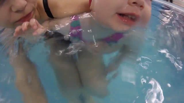 Кристи в бассейне/ Занятие Кристи в бассейне 1 год и 7 месяцев смотреть онлайн