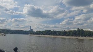 Около выхода станции метро "Воробьёвы горы" / Москва