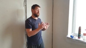 Утепление квартиры своими руками. Поиск сквозняков в трещинах.