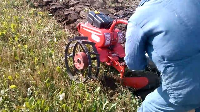 Супер мотоблок Салют-100, вспашка поля смотреть онлайн