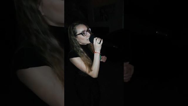 Девушка которая поет смотреть онлайн