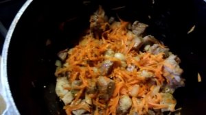 Готовлю тушёную картошечку со свининой.