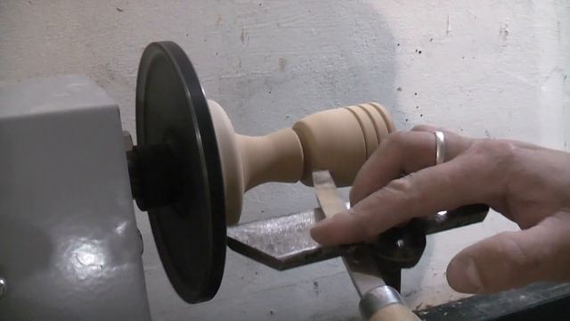 Токарный станок по дереву. Вытачивание резной подставки для яиц
