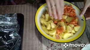 Домашняя курочка, в сметанном соусе . Запеченная картошка в "рукаве".