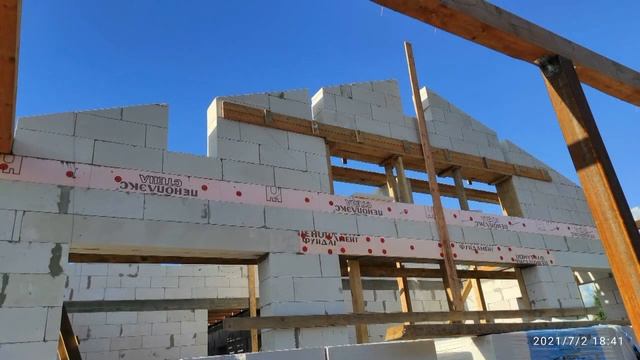 Одноэтажный дом из газоблока со вторым светом и большой террасой