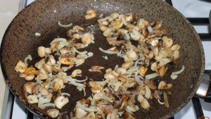 Спагетти с грибами и луком