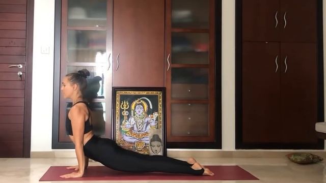 Сурья Намаскар А и В смотреть онлайн