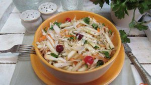 Салат из капусты с яблоком и клюквой