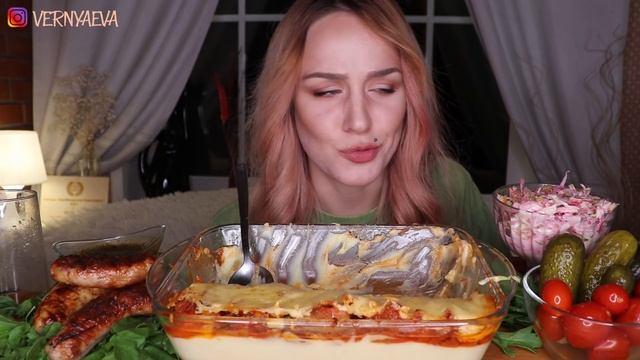 MUKBANG | Запеканка с пюре, грибами, купаты, салат | Casserole with mushrooms and cheese, не ASMR смотреть онлайн