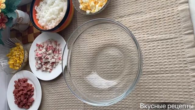 Вкусный САЛАТ Нежность СЫТНЫЙ И ПРОСТОЙ САЛАТ с колбасой, рисом, кукурузой и крабовыми палочками