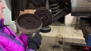 Надя ремонтирует машину сама. Сегодня Рено Клио - тормозной барабан.