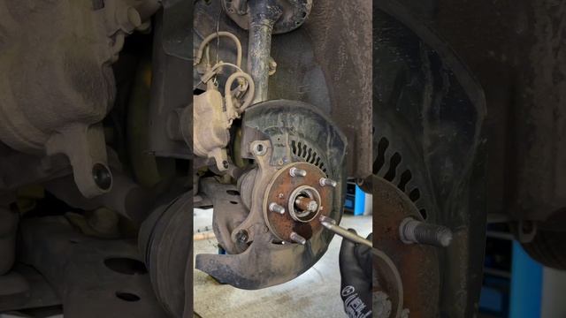 ДЕМОНТАЖ ШРУСА #автомеханик #лайфхак #автомобили #автосервис #инструмент #автосоветы смотреть онлайн