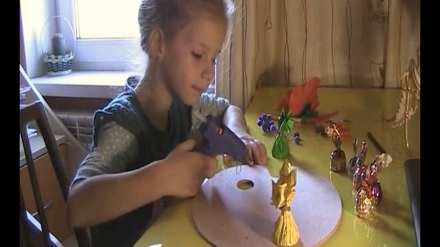 Подарки своими руками - что подарить учителю. Палитра из конфет своими руками