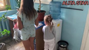 Алита и сестра на приеме у детского доктора в детской поликлинике . О прививках справка