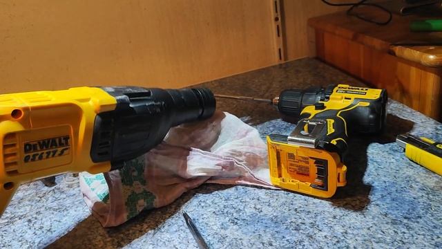 DEWALT DCH 133 ремонт кнопки