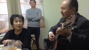 Очень круто играет и поет на гитаре muza's