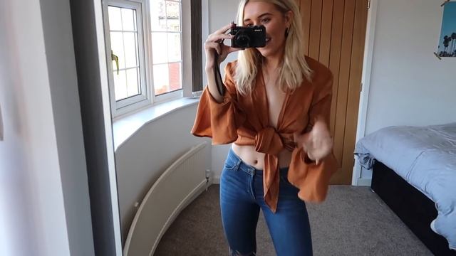 HOW TO STYLE JEANS THE RIGHT WAY - 10 IDEAS/EXAMPLES | FASHION HACKS 2019 смотреть онлайн