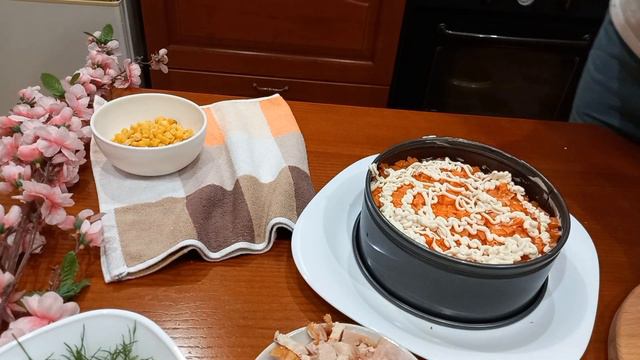 Супер вкусный салат с КОПЧЕНОЙ курицей и грибами.