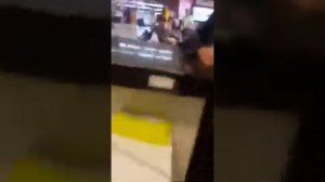 Женщина разбила монитор об стол