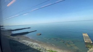 Электричка из Сочи в Адлер. Море прозрачное, пляжи безлюдные