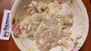 Куриные бедра с картофелем, морковью и луком в духовке