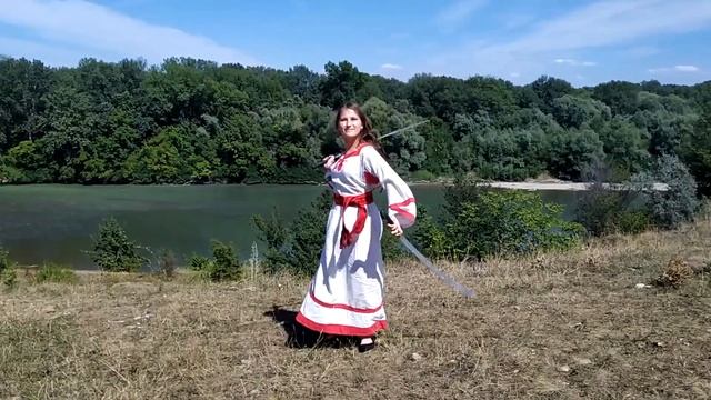 Фланкировка. Девушки фланкируют шашками. Russian Girls Dance With Russian Swords 