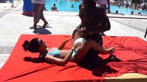 Супер. Черный парень от имел девушку на людях