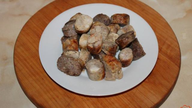 Домашняя колбаса с луком под сырной корочкой
