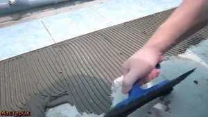 Укладка плитки за 2 минуты на наливной пол в ванной