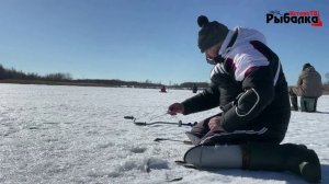 Ловля уклейки весной со льда на песчаном карьере.