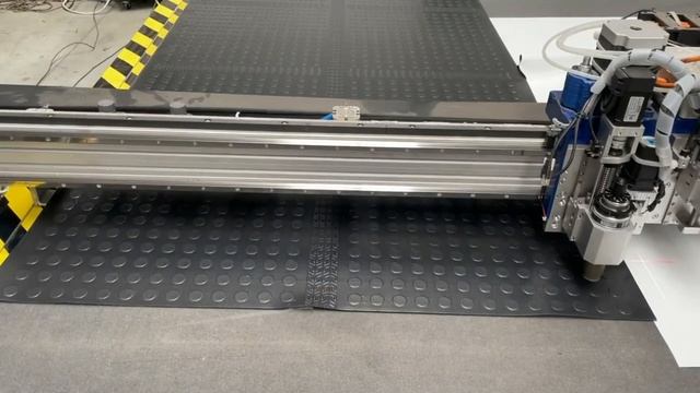 Раскрой ковриков из резины на планшетном режущем плоттере смотреть онлайн