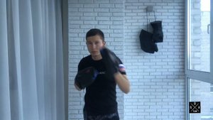 ТРЕНИРОВКА ПО БОКСУ ДОМА/РАБОТА НА ЛАПАХ / ПРОВЕРЬ СВОЮ РЕАКЦИЮ