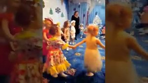 Хоровод К деткам ёлочка пришла младшая группа