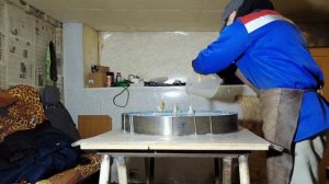 Продолжение заливки столешницы эпоксидной смолой.